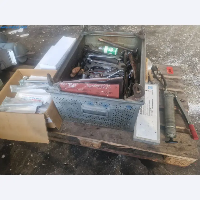 Magazinbestände, Rohöl-/Gas-Öl-/Einsatzpumpen sowie Betriebsausstattung einer Raffinerie-1