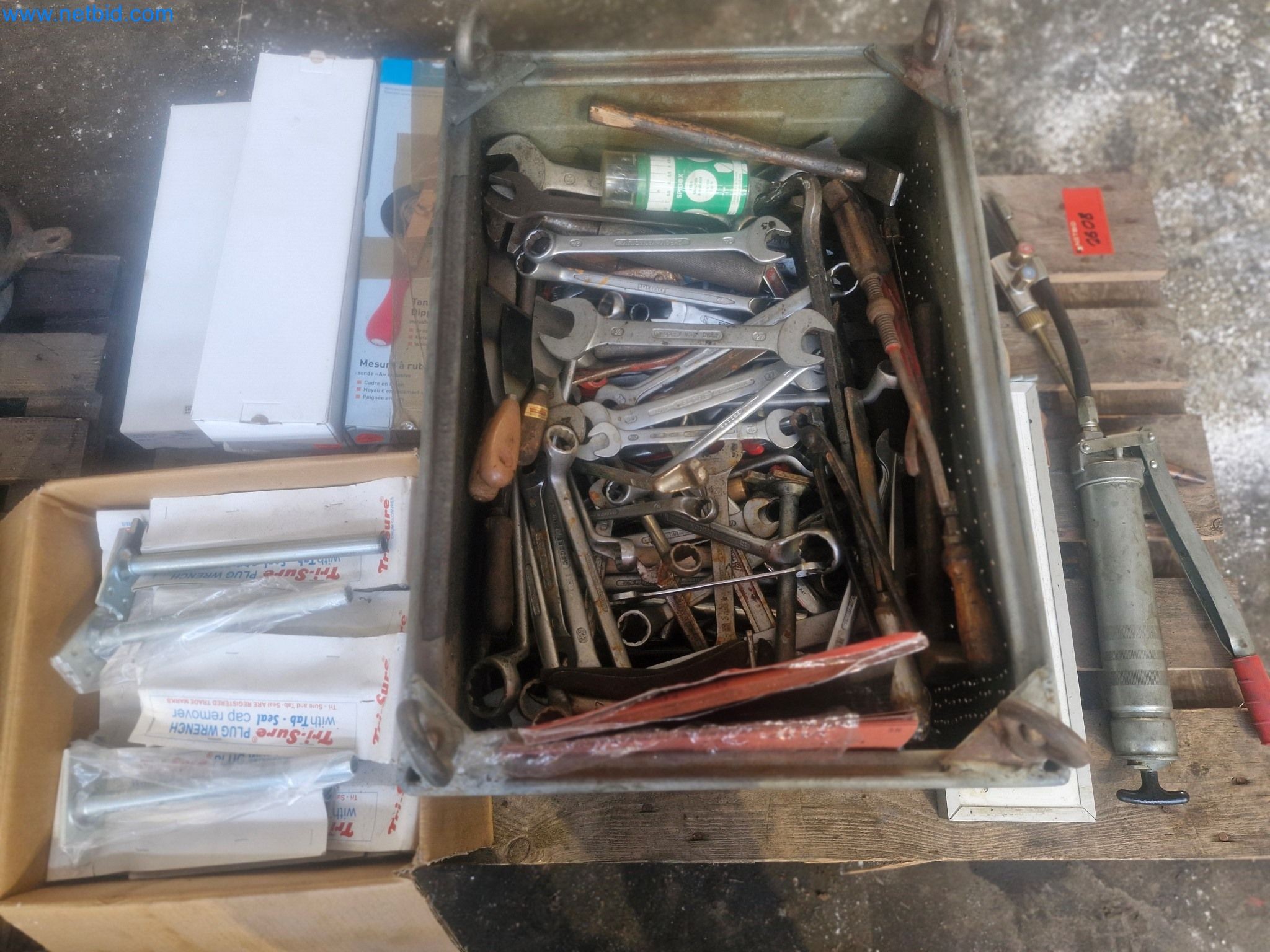 Magazinbestände, Rohöl-/Gas-Öl-/Einsatzpumpen sowie Betriebsausstattung einer Raffinerie-2