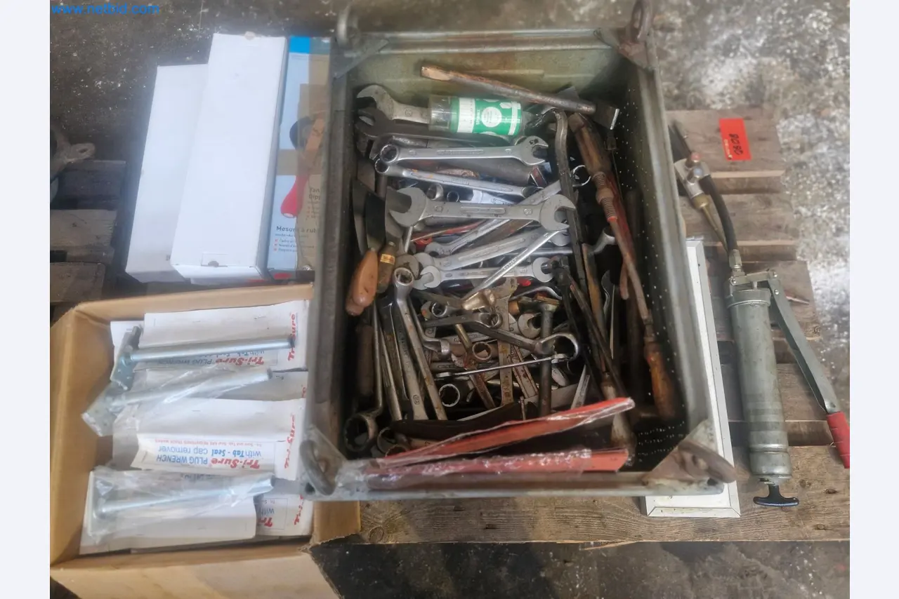 Magazinbestände, Rohöl-/Gas-Öl-/Einsatzpumpen sowie Betriebsausstattung einer Raffinerie-2