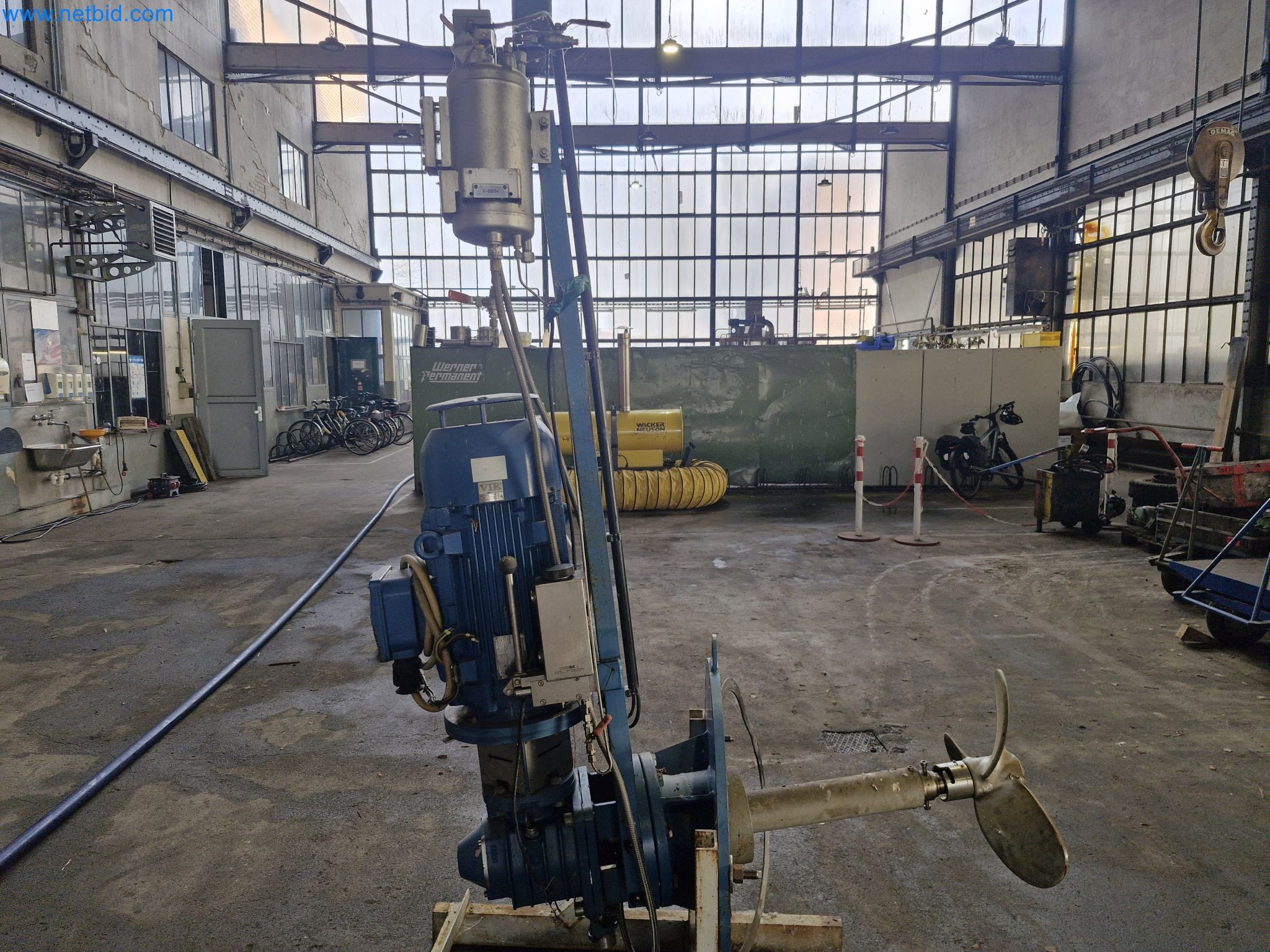 Magazinbestände, Rohöl-/Gas-Öl-/Einsatzpumpen sowie Betriebsausstattung einer Raffinerie-1