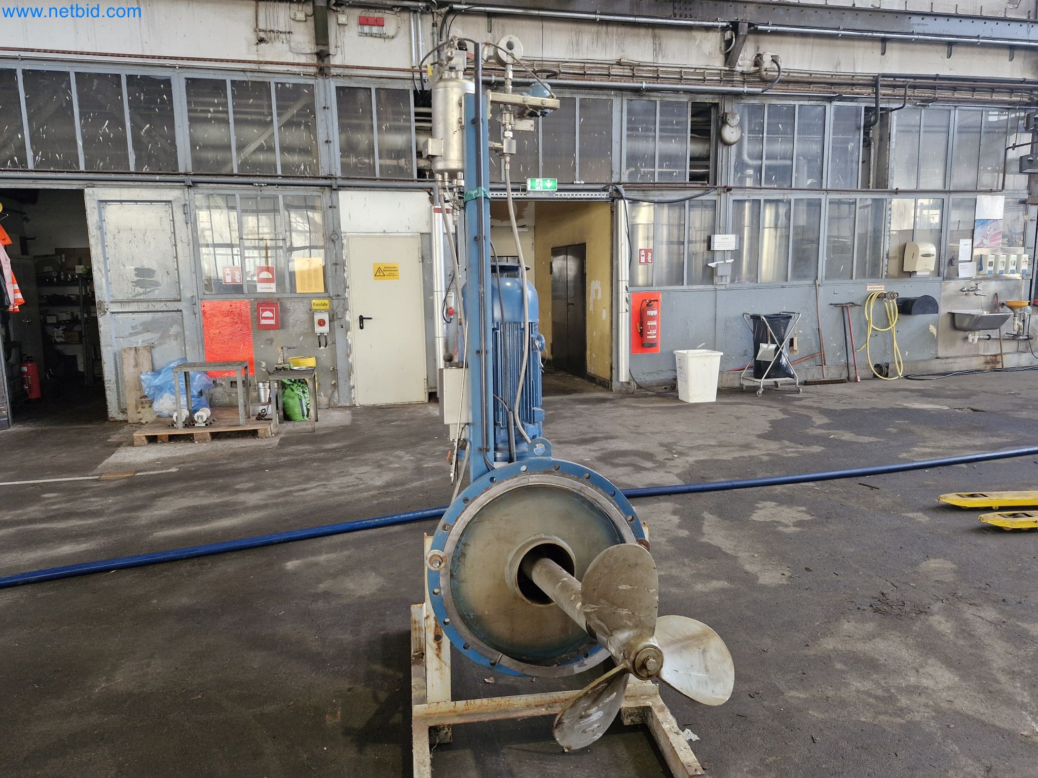 Magazinbestände, Rohöl-/Gas-Öl-/Einsatzpumpen sowie Betriebsausstattung einer Raffinerie-2