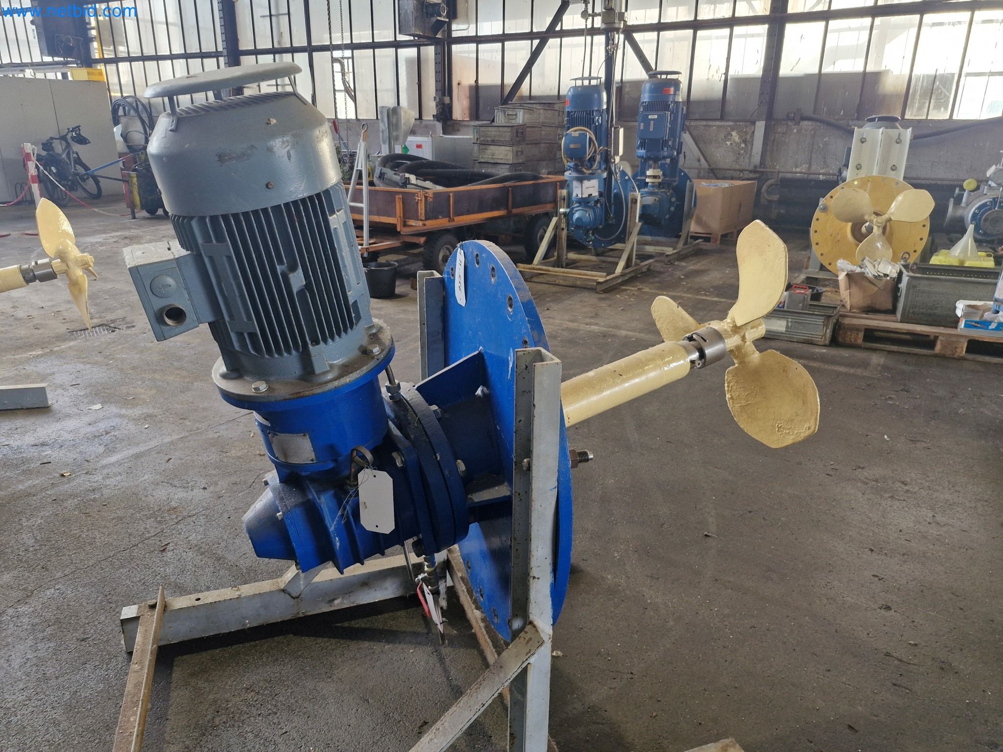 Magazinbestände, Rohöl-/Gas-Öl-/Einsatzpumpen sowie Betriebsausstattung einer Raffinerie-1