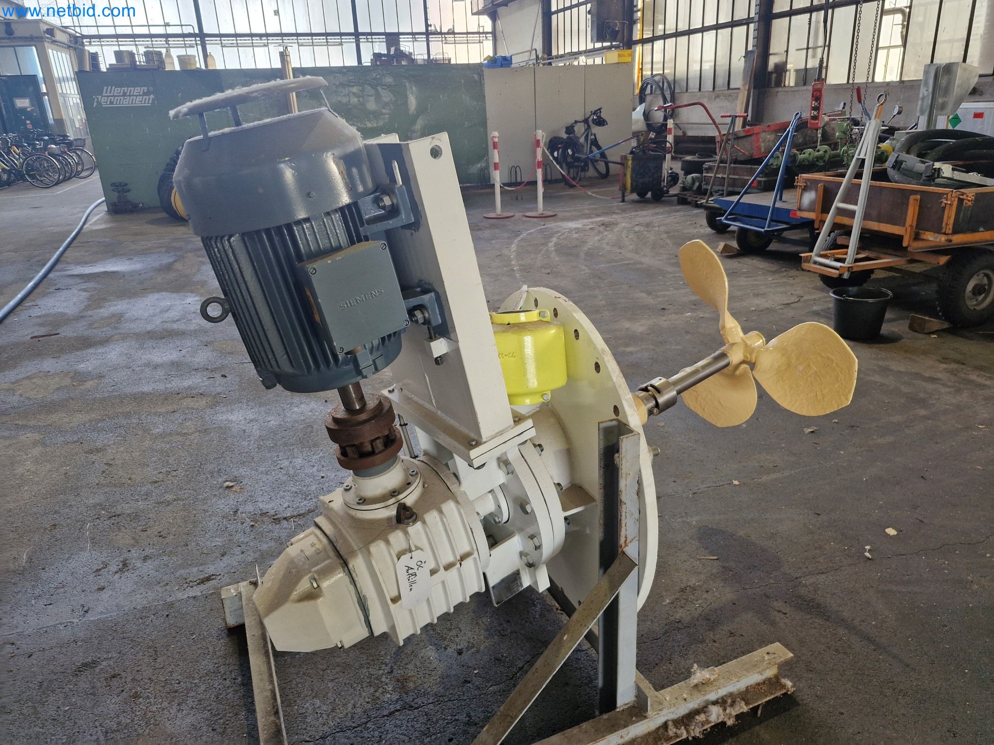 Magazinbestände, Rohöl-/Gas-Öl-/Einsatzpumpen sowie Betriebsausstattung einer Raffinerie-1