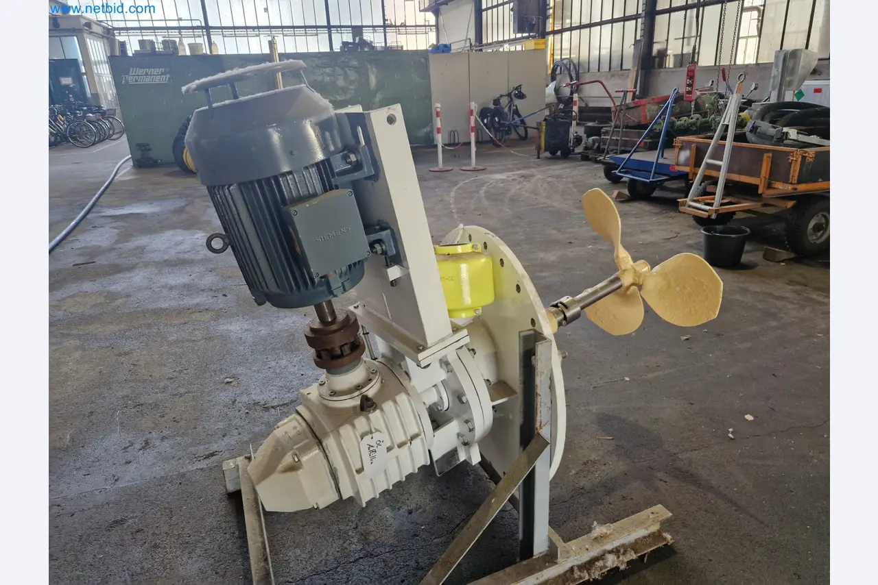 Magazinbestände, Rohöl-/Gas-Öl-/Einsatzpumpen sowie Betriebsausstattung einer Raffinerie-1