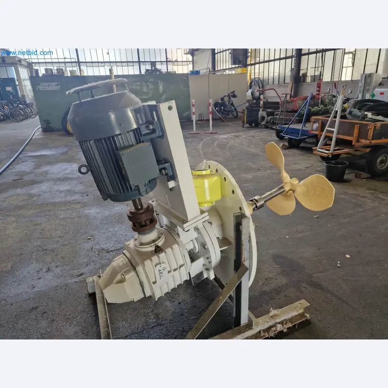 Magazinbestände, Rohöl-/Gas-Öl-/Einsatzpumpen sowie Betriebsausstattung einer Raffinerie-1