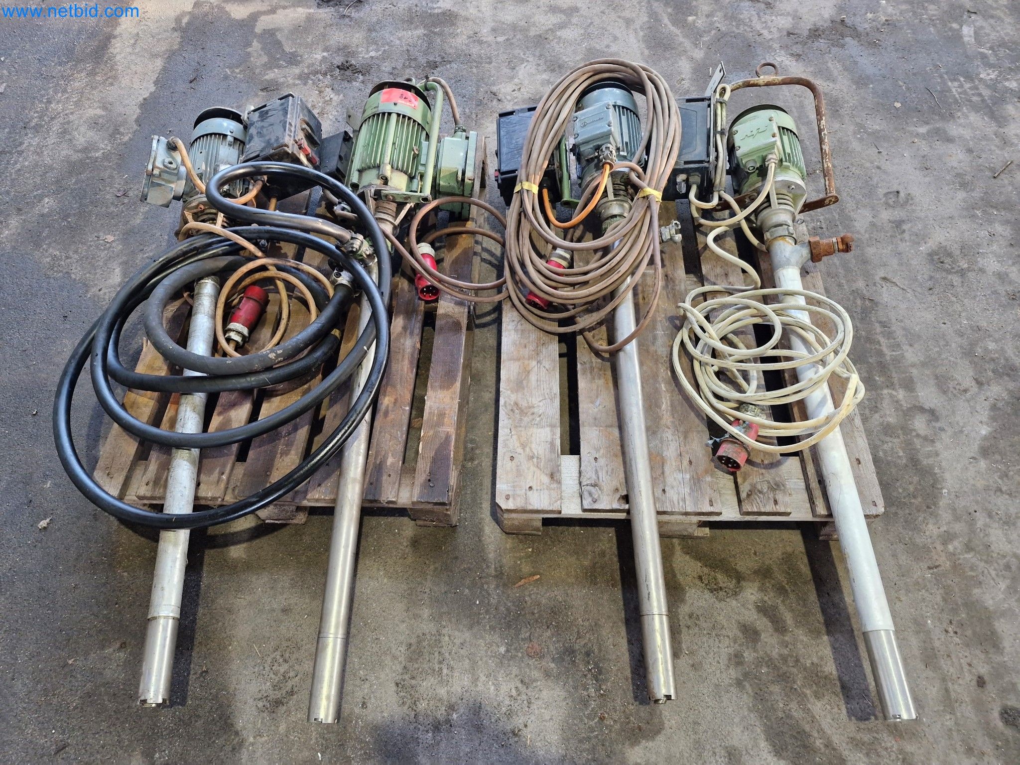 Magazinbestände, Rohöl-/Gas-Öl-/Einsatzpumpen sowie Betriebsausstattung einer Raffinerie-1