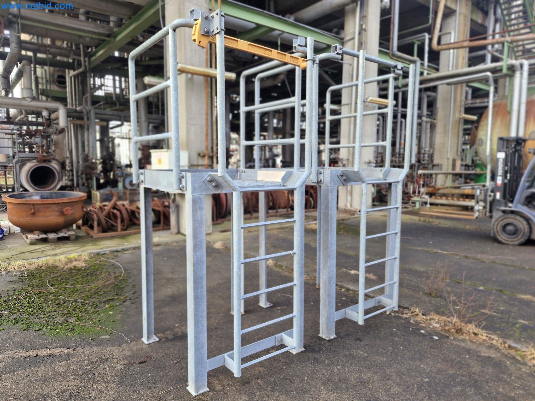 Magazine stocks, crude oil/gas/oil pumps and operating equipment of a refinery-1