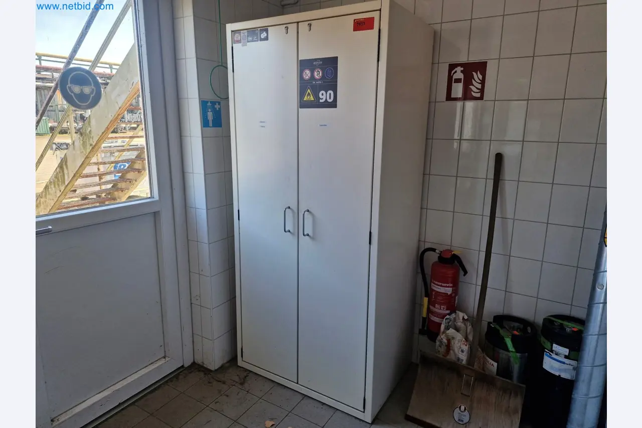 Magazine stocks, crude oil/gas/oil pumps and operating equipment of a refinery-1