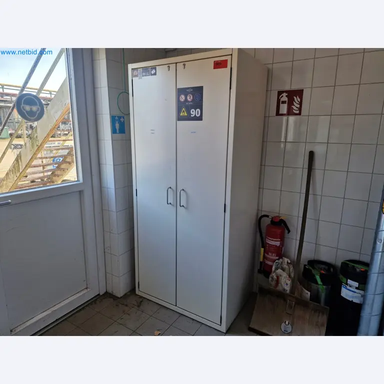 Magazine stocks, crude oil/gas/oil pumps and operating equipment of a refinery-1