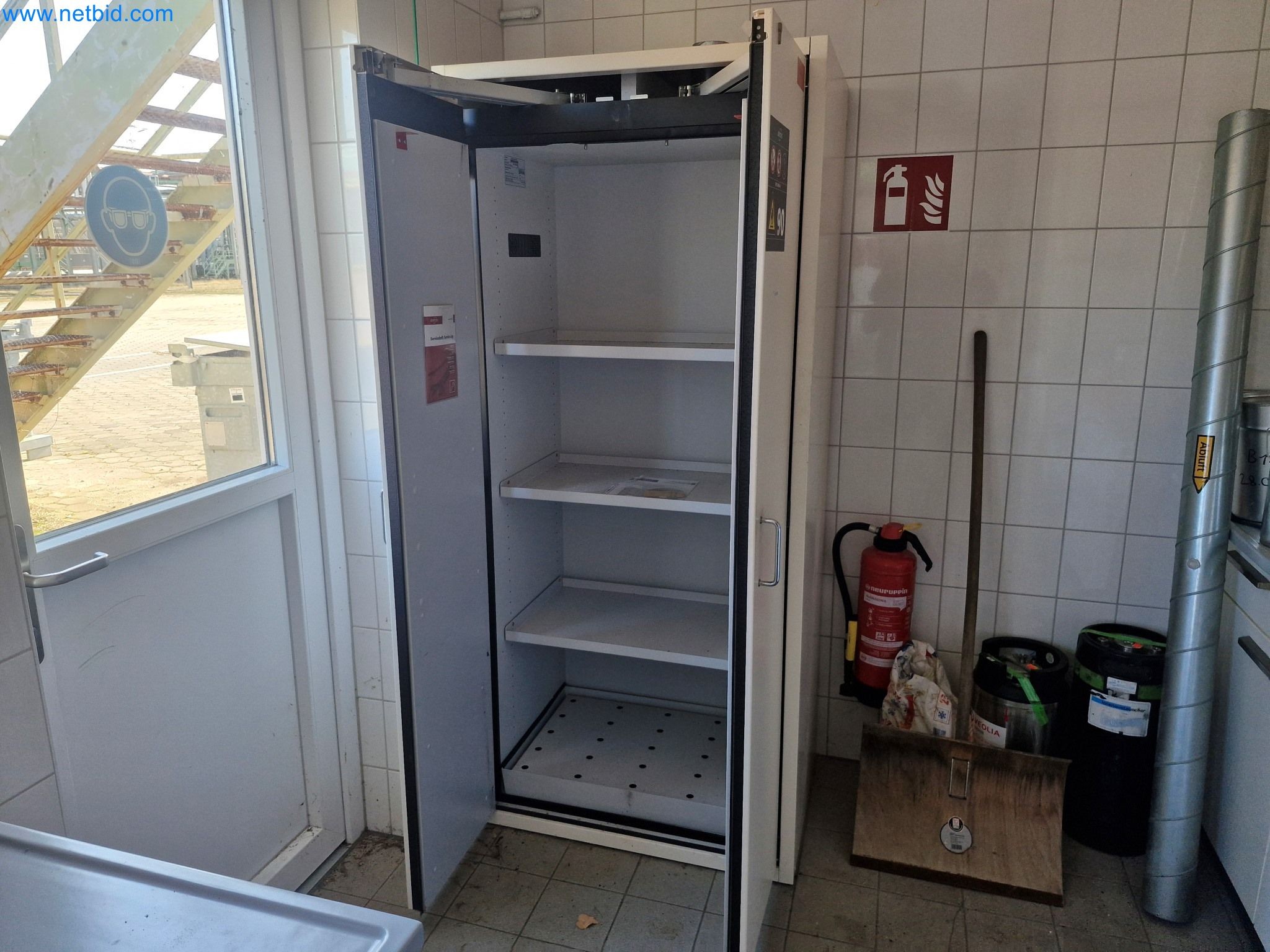 Magazine stocks, crude oil/gas/oil pumps and operating equipment of a refinery-2