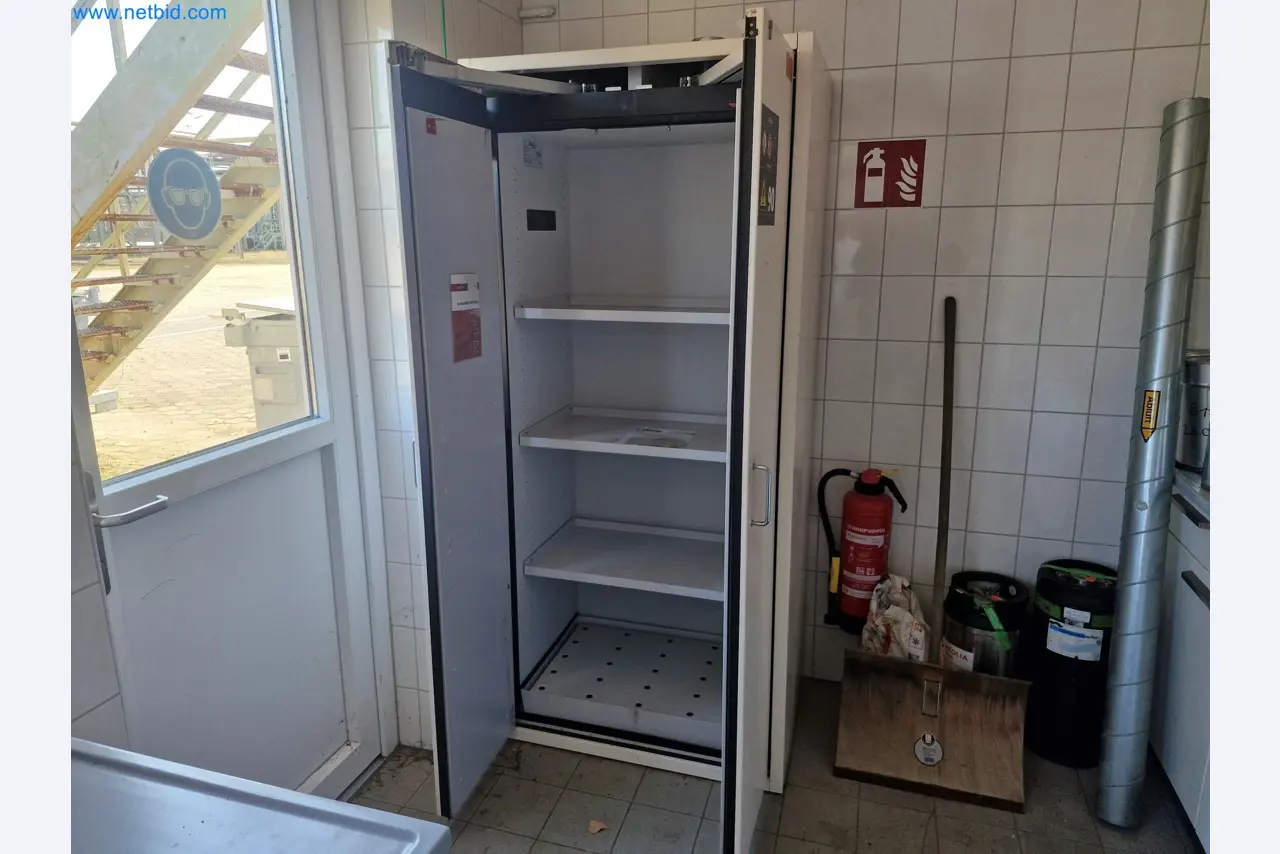 Magazine stocks, crude oil/gas/oil pumps and operating equipment of a refinery-2