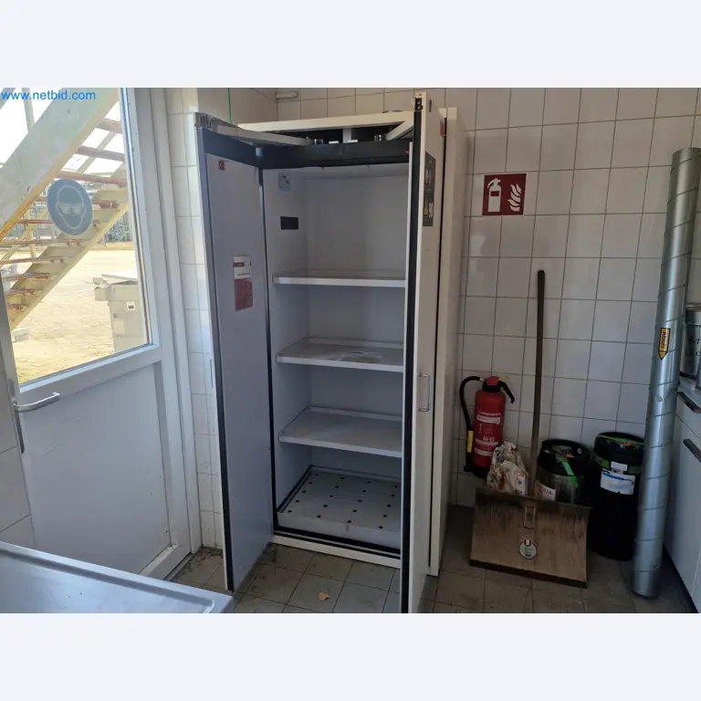 Magazine stocks, crude oil/gas/oil pumps and operating equipment of a refinery-2