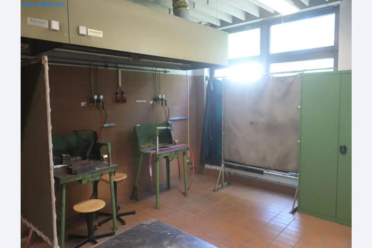 Zakłady produkcji i magazynowania mineralnych produktów olejowych, jak również surowców i produktów gotowych do produkcji smarów.-2