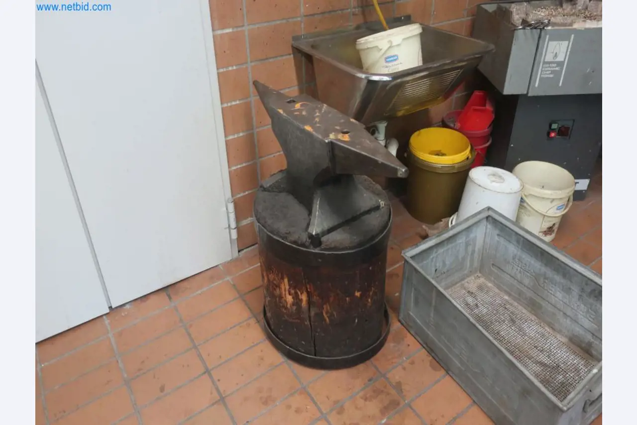 Zakłady produkcji i magazynowania mineralnych produktów olejowych, jak również surowców i produktów gotowych do produkcji smarów.-6