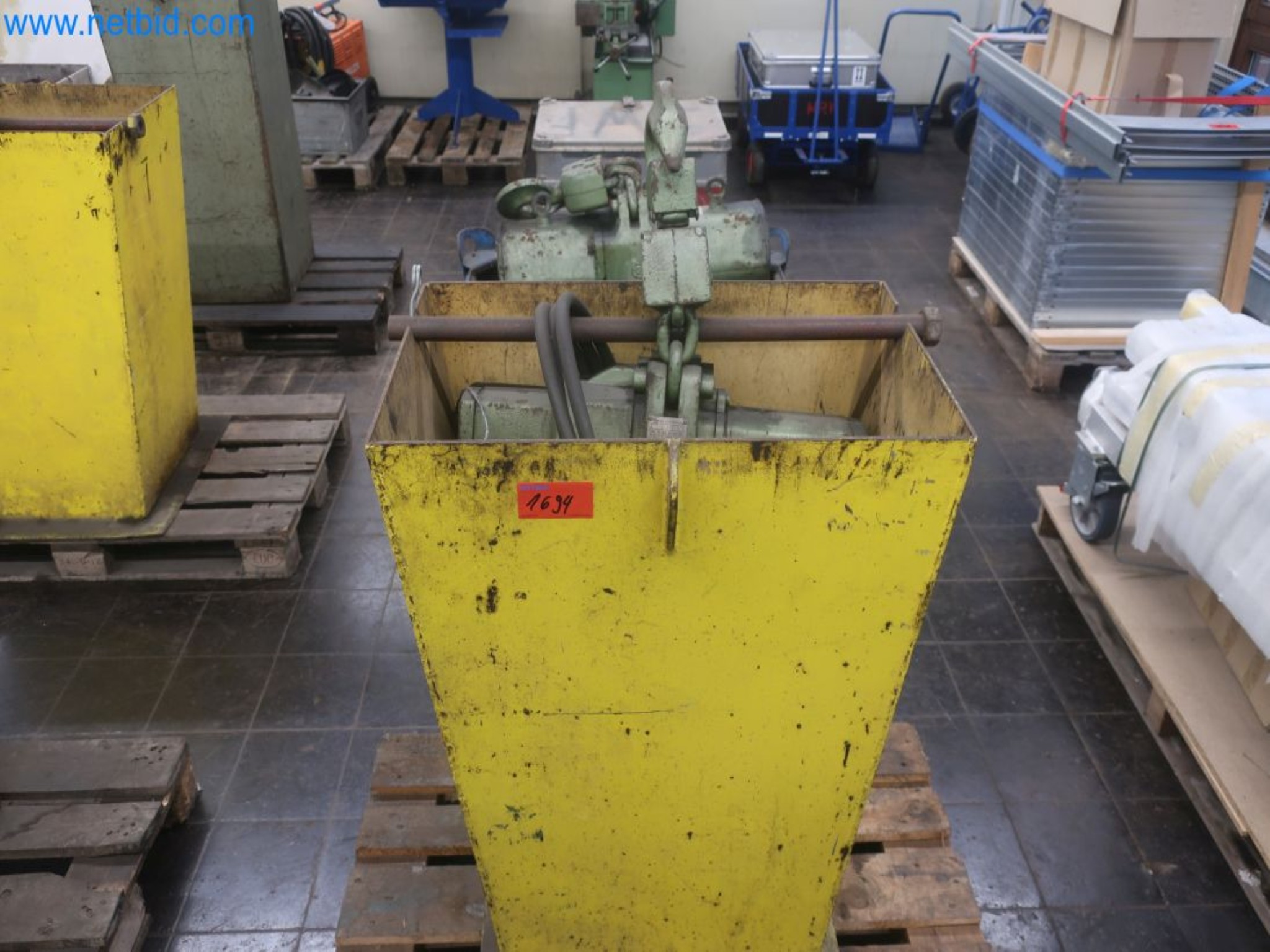 Magazinbestände, Rohöl-/Gas-Öl-/Einsatzpumpen sowie Betriebsausstattung einer Raffinerie-1