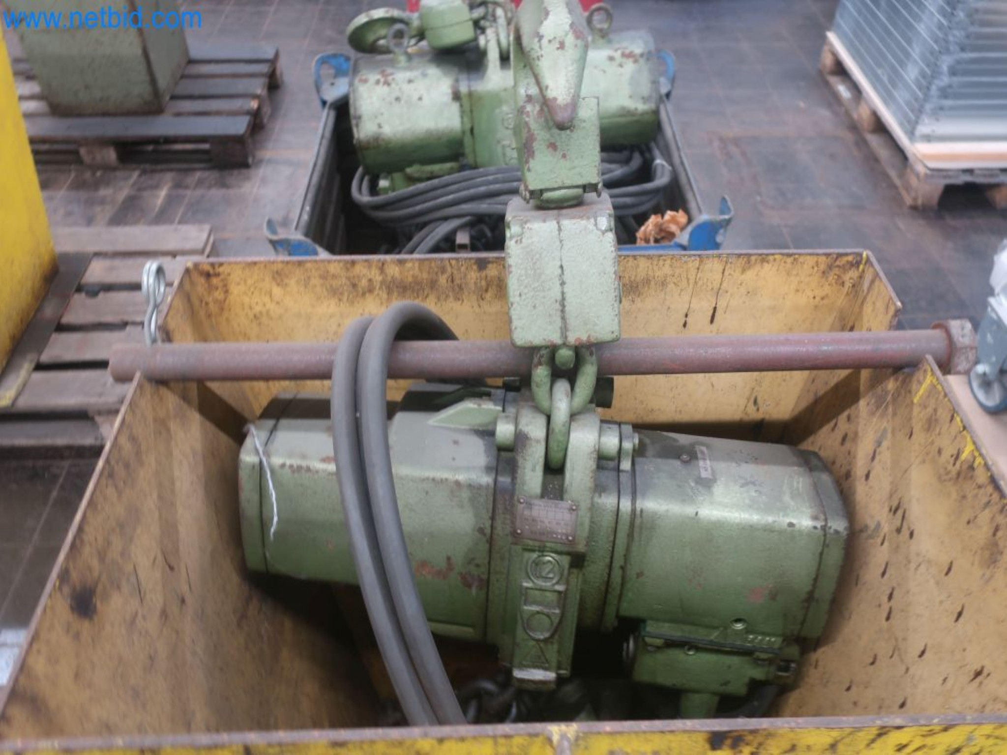 Magazinbestände, Rohöl-/Gas-Öl-/Einsatzpumpen sowie Betriebsausstattung einer Raffinerie-2