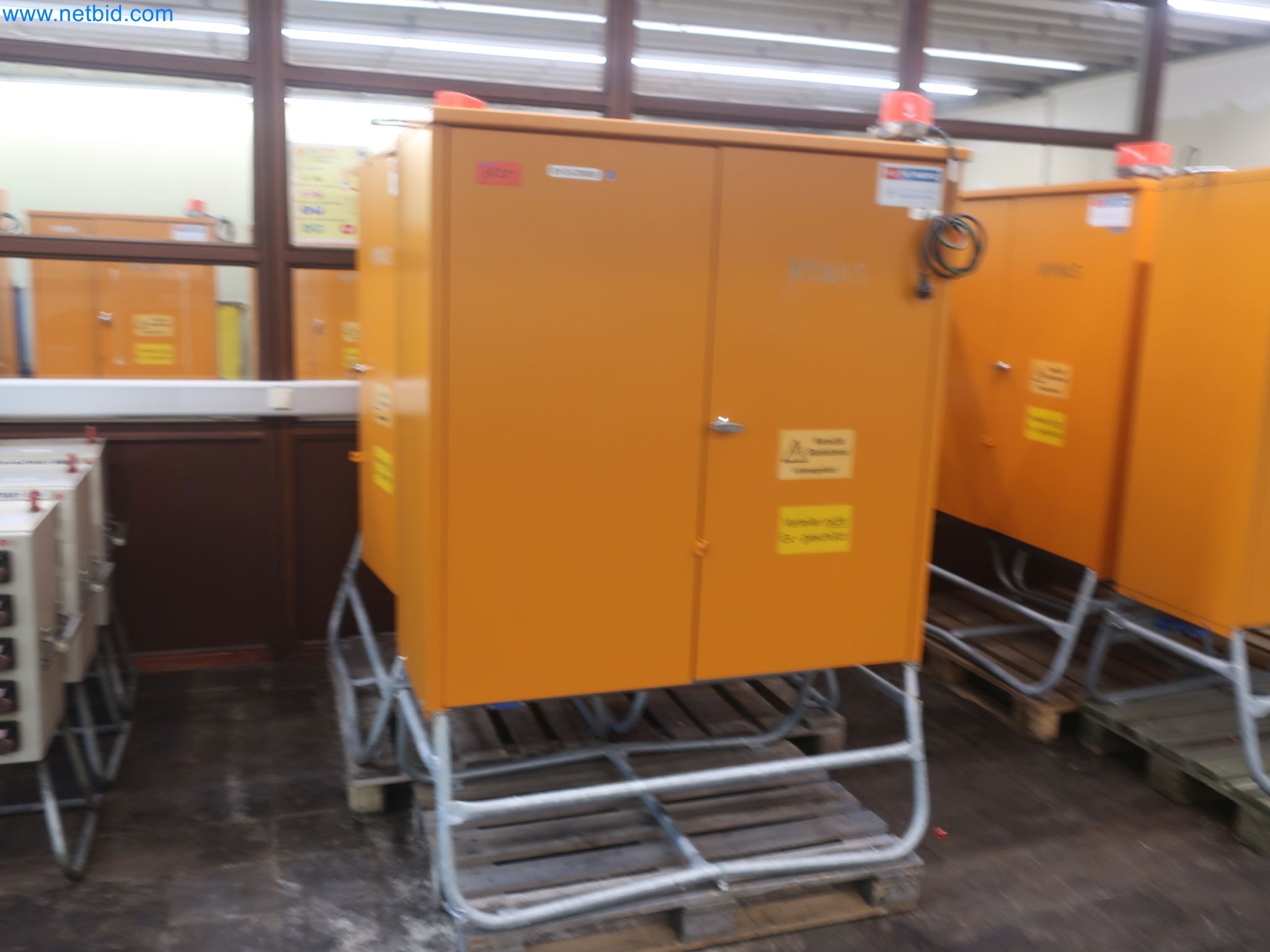 Magazinbestände, Rohöl-/Gas-Öl-/Einsatzpumpen sowie Betriebsausstattung einer Raffinerie-17