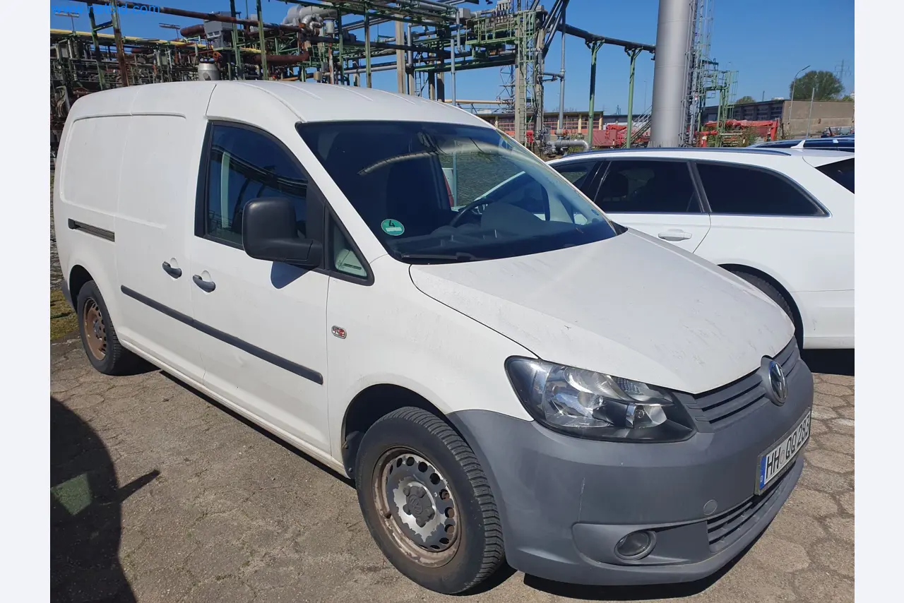 zásoby v zásobnících, čerpadla na ropu/plyn/ropu a provozní zařízení rafinerie-1