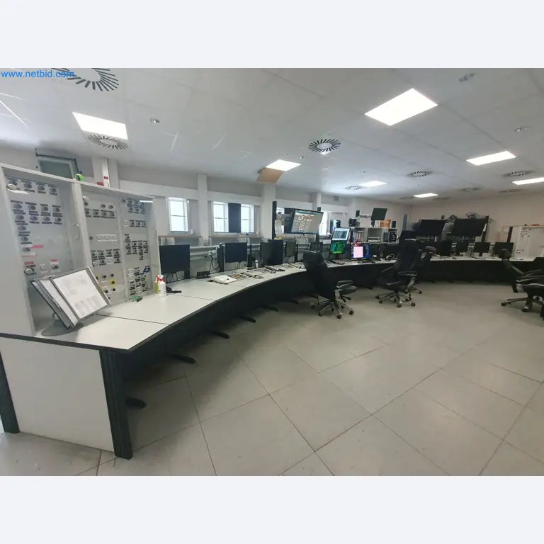 zásoby v zásobnících, čerpadla na ropu/plyn/ropu a provozní zařízení rafinerie-1