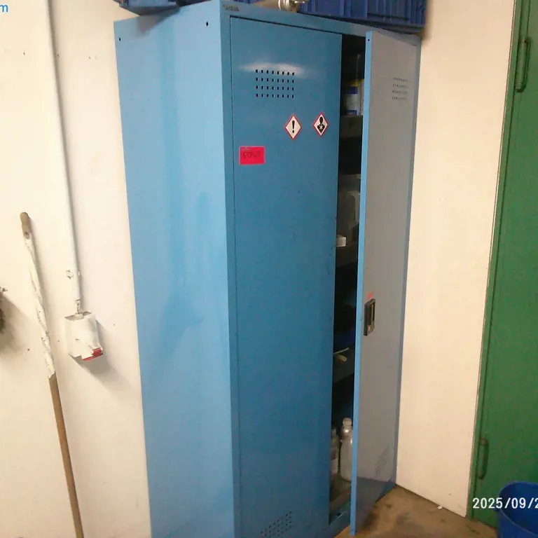 2 Stahlblechschränke