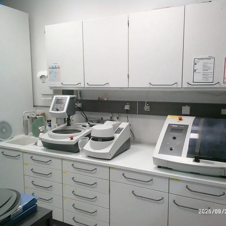 3 Ločevalniki vzorcev Struers Secotom-50, LaboForce-100, Lavamin