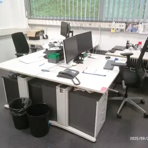 2 Schreibtisch-Winkelkombinationen