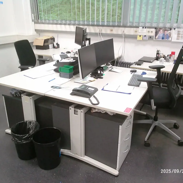 2 Schreibtisch-Winkelkombinationen