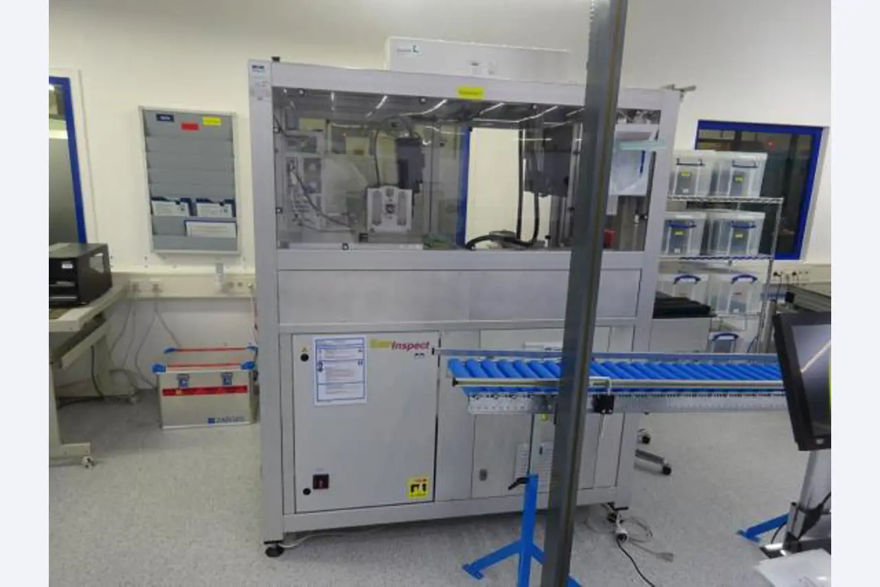 Machines entretenues dans le domaine de l´industrie des semi-conducteurs, de la fabrication de semi-conducteurs, de la fabrication de CD, de la fabrication de DVD-11