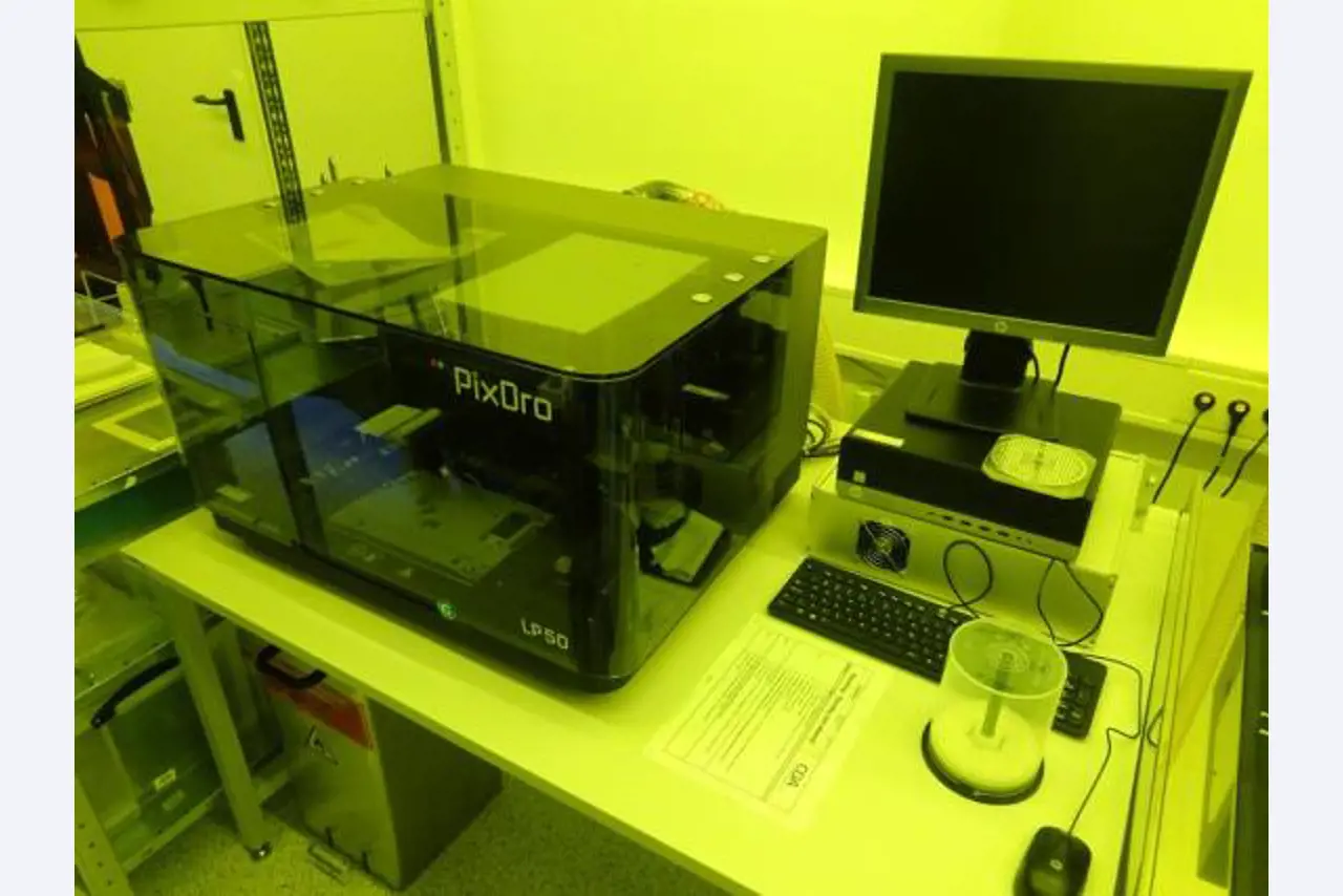 Machines entretenues dans le domaine de l´industrie des semi-conducteurs, de la fabrication de semi-conducteurs, de la fabrication de CD, de la fabrication de DVD-12