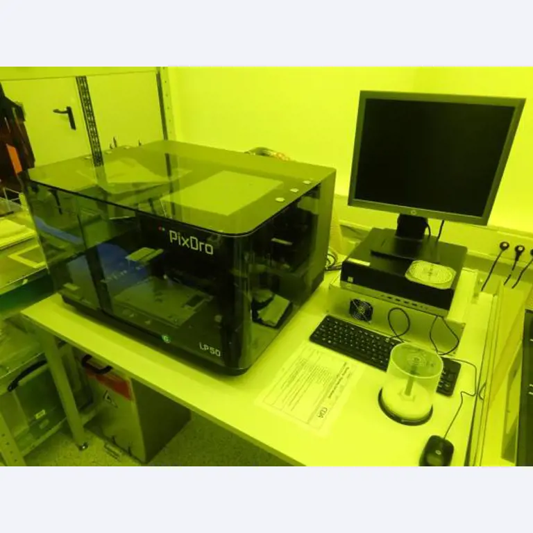 Machines entretenues dans le domaine de l´industrie des semi-conducteurs, de la fabrication de semi-conducteurs, de la fabrication de CD, de la fabrication de DVD-12