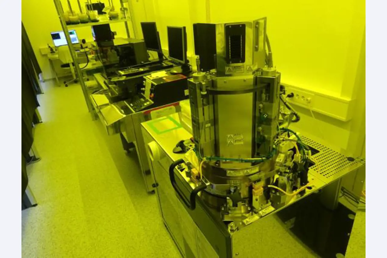 Machines entretenues dans le domaine de l´industrie des semi-conducteurs, de la fabrication de semi-conducteurs, de la fabrication de CD, de la fabrication de DVD-13