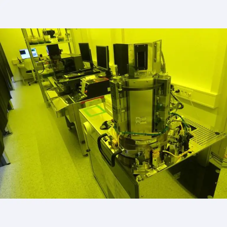 Machines entretenues dans le domaine de l´industrie des semi-conducteurs, de la fabrication de semi-conducteurs, de la fabrication de CD, de la fabrication de DVD-13