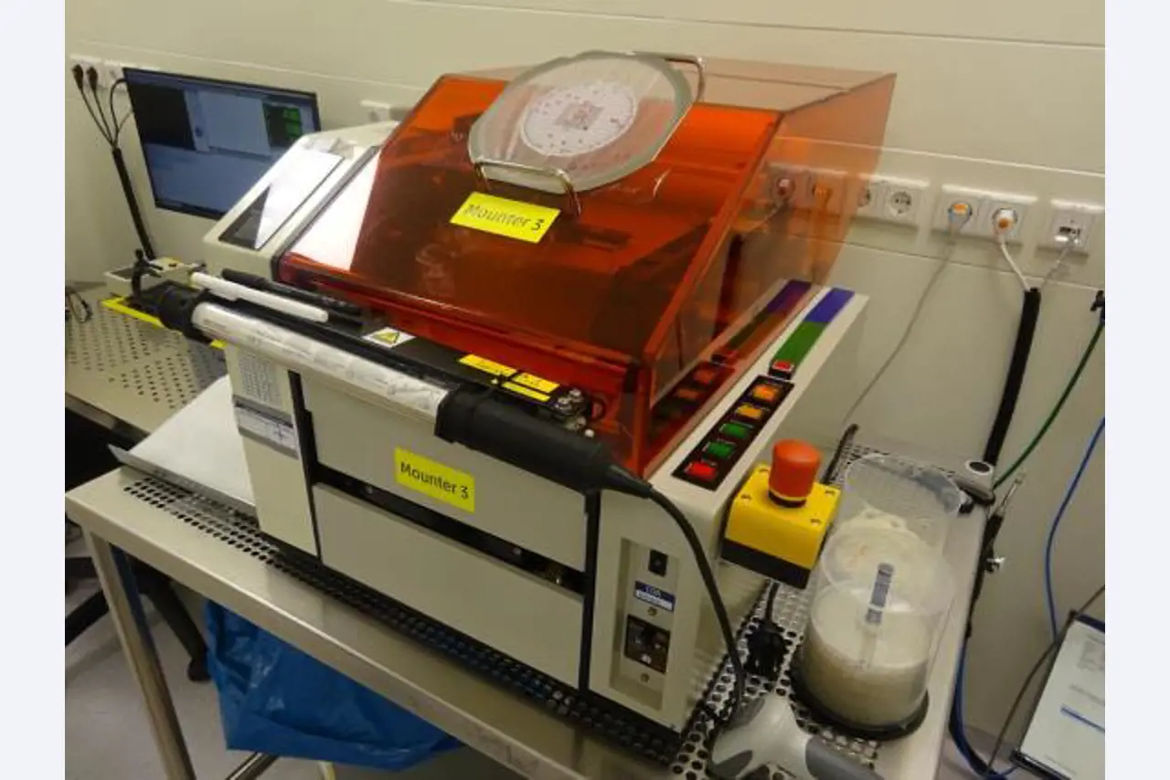 Machines entretenues dans le domaine de l´industrie des semi-conducteurs, de la fabrication de semi-conducteurs, de la fabrication de CD, de la fabrication de DVD-15