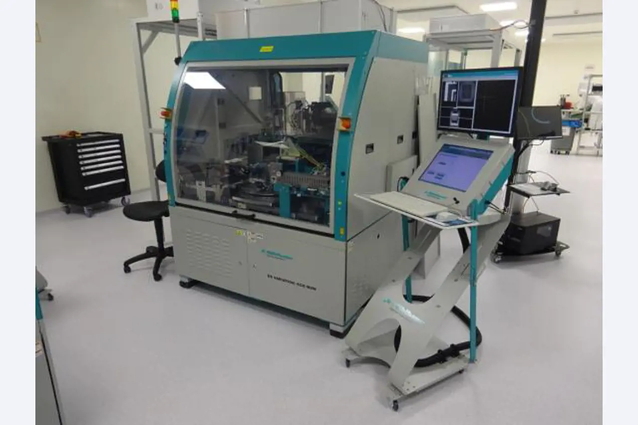 Machines entretenues dans le domaine de l´industrie des semi-conducteurs, de la fabrication de semi-conducteurs, de la fabrication de CD, de la fabrication de DVD-18