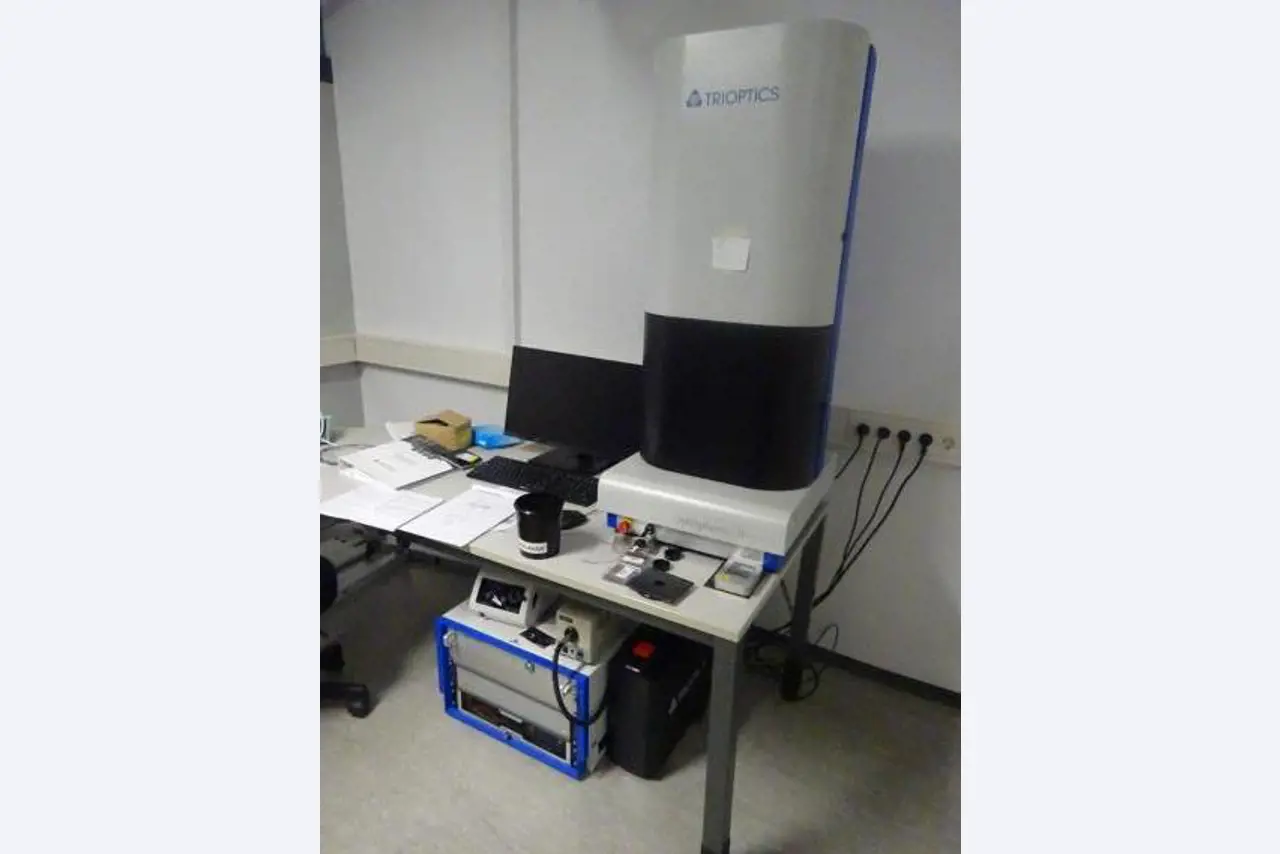 Machines entretenues dans le domaine de l´industrie des semi-conducteurs, de la fabrication de semi-conducteurs, de la fabrication de CD, de la fabrication de DVD-3