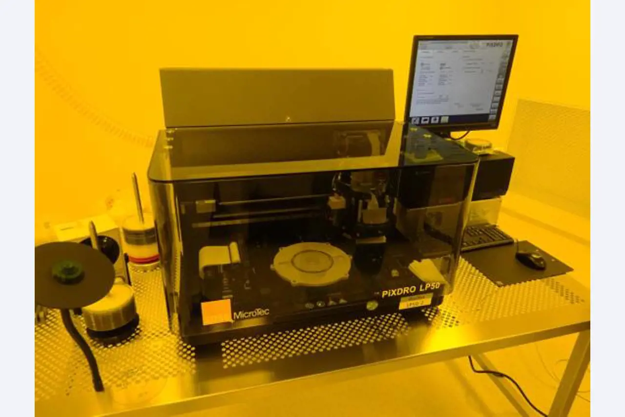 Machines entretenues dans le domaine de l´industrie des semi-conducteurs, de la fabrication de semi-conducteurs, de la fabrication de CD, de la fabrication de DVD-21