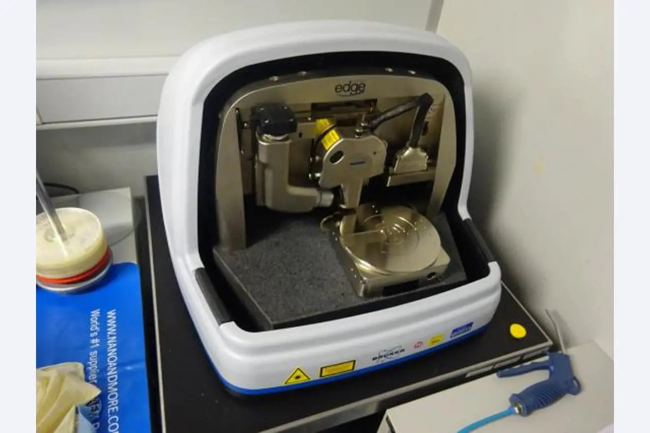 Machines entretenues dans le domaine de l´industrie des semi-conducteurs, de la fabrication de semi-conducteurs, de la fabrication de CD, de la fabrication de DVD-22