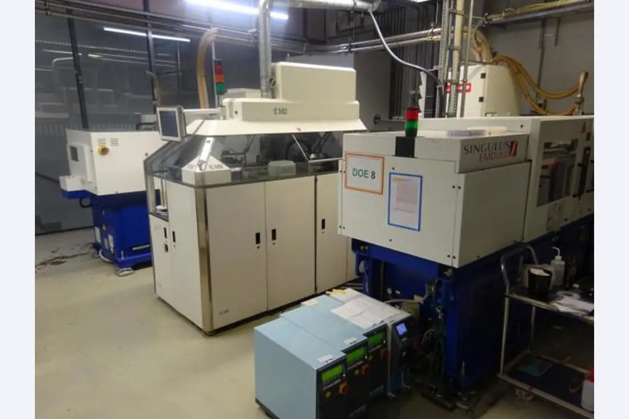 Machines entretenues dans le domaine de l´industrie des semi-conducteurs, de la fabrication de semi-conducteurs, de la fabrication de CD, de la fabrication de DVD-5