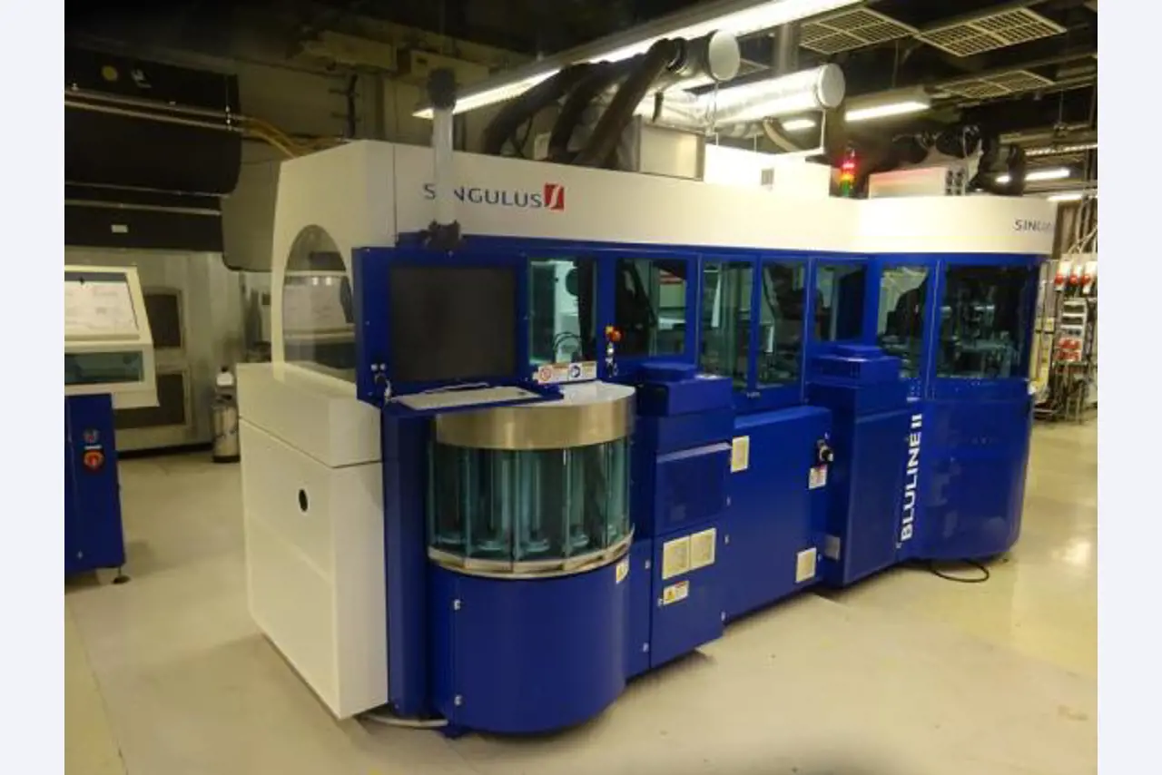 Machines entretenues dans le domaine de l´industrie des semi-conducteurs, de la fabrication de semi-conducteurs, de la fabrication de CD, de la fabrication de DVD-6