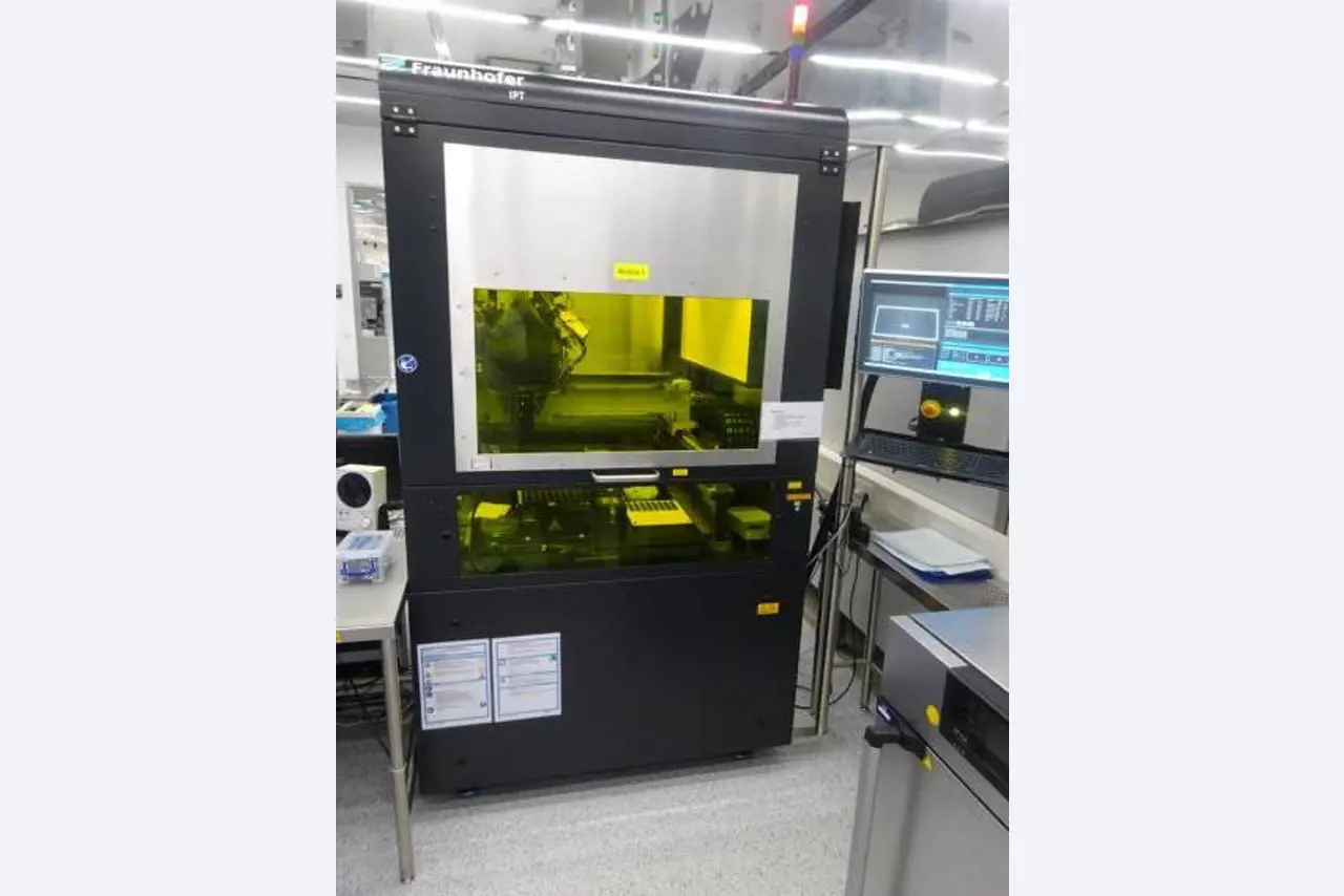 Machines entretenues dans le domaine de l´industrie des semi-conducteurs, de la fabrication de semi-conducteurs, de la fabrication de CD, de la fabrication de DVD-8