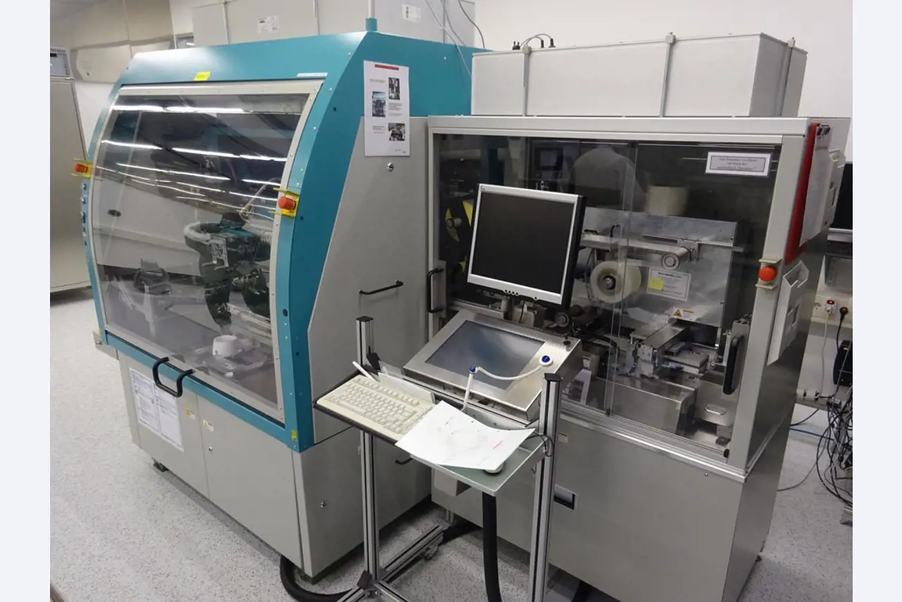 Machines entretenues dans le domaine de l´industrie des semi-conducteurs, de la fabrication de semi-conducteurs, de la fabrication de CD, de la fabrication de DVD-1