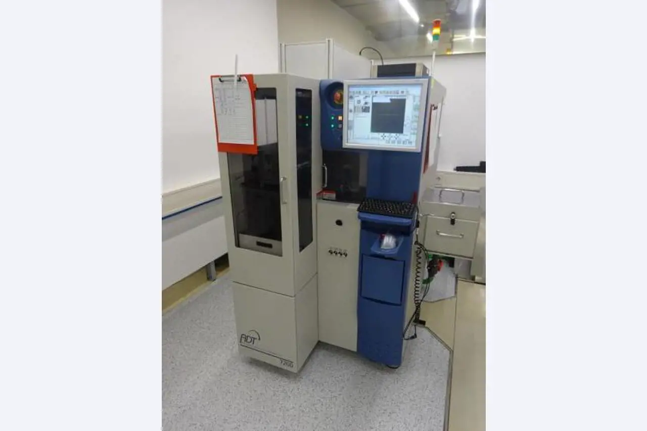 Machines entretenues dans le domaine de l´industrie des semi-conducteurs, de la fabrication de semi-conducteurs, de la fabrication de CD, de la fabrication de DVD-9