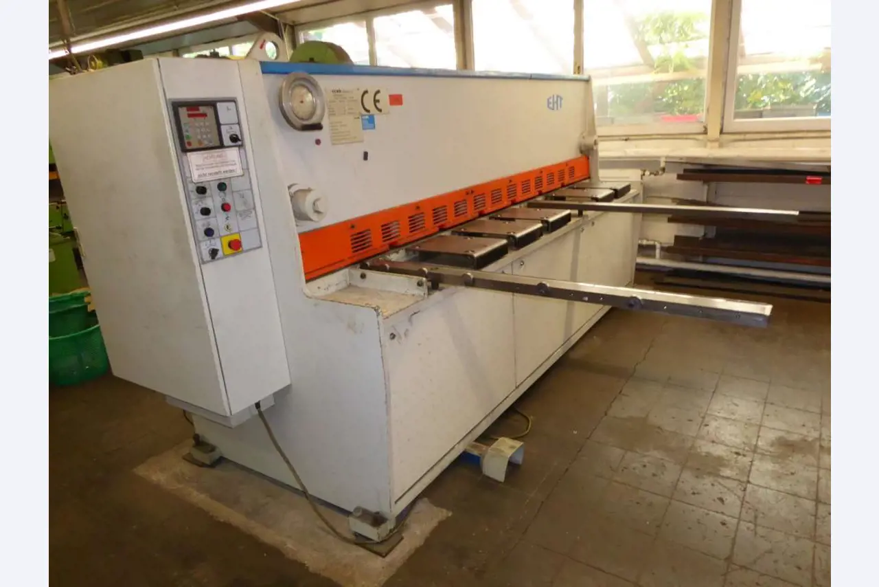 Máquinas para la fabricación de herrajes para muebles y juegos de puertas-11