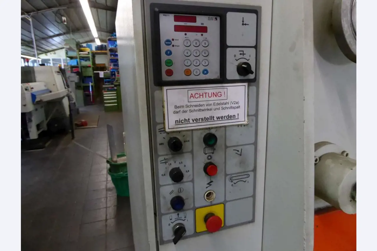 Máquinas para la fabricación de herrajes para muebles y juegos de puertas-12