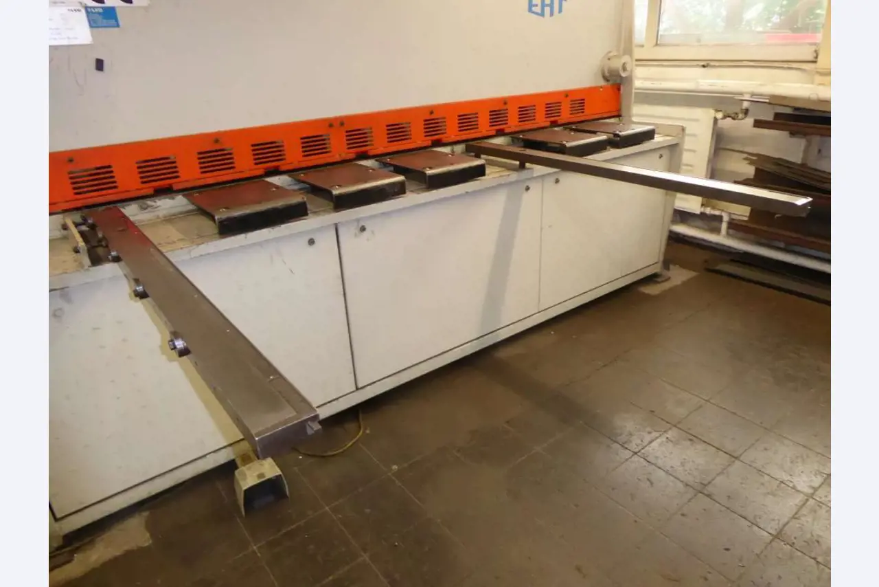 Máquinas para la fabricación de herrajes para muebles y juegos de puertas-13