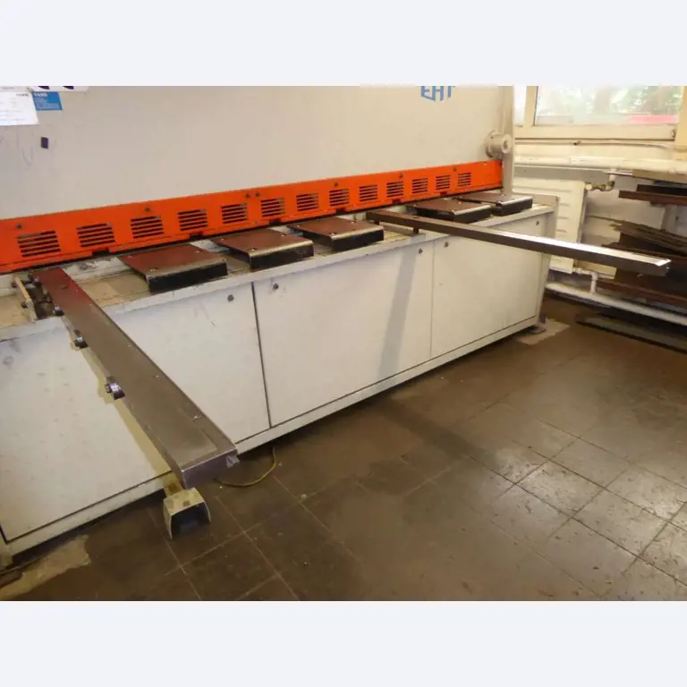 Máquinas para la fabricación de herrajes para muebles y juegos de puertas-13