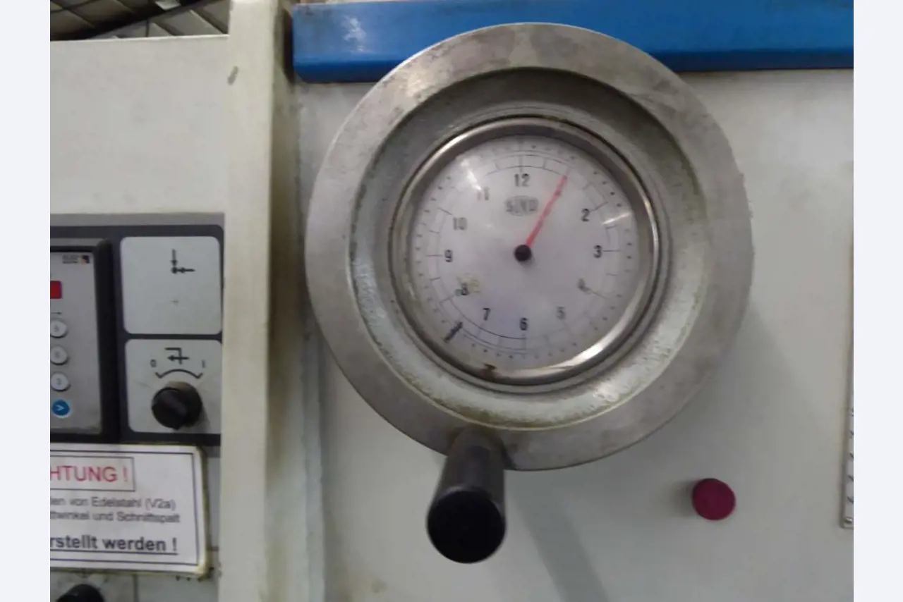 Máquinas para la fabricación de herrajes para muebles y juegos de puertas-15