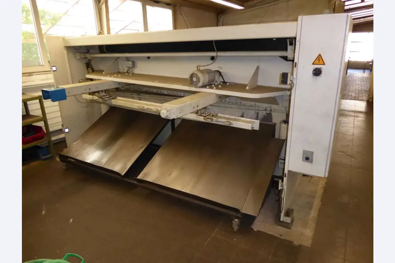 Máquinas para la fabricación de herrajes para muebles y juegos de puertas-16