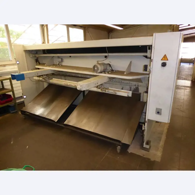 Máquinas para la fabricación de herrajes para muebles y juegos de puertas-16