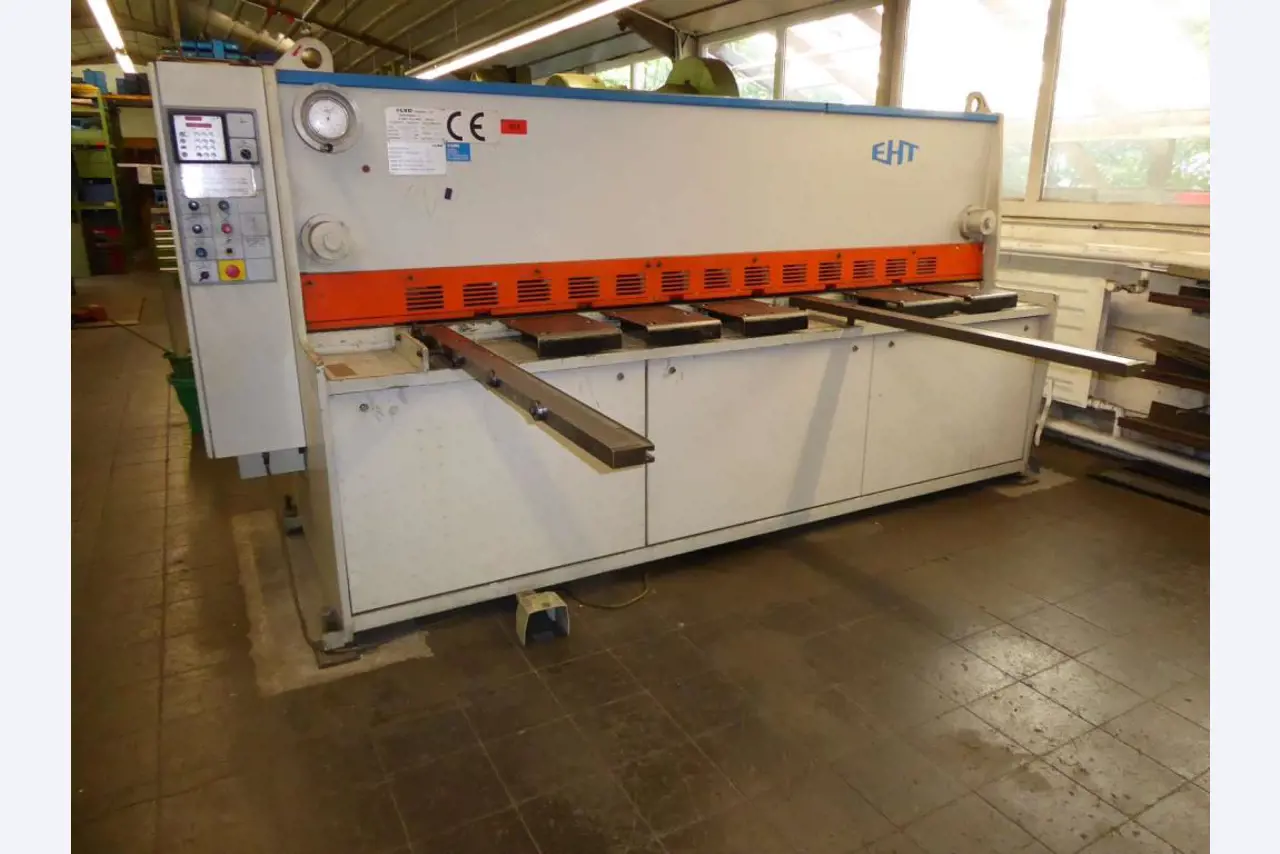 Máquinas para la fabricación de herrajes para muebles y juegos de puertas-1